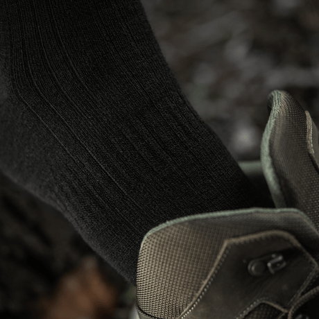 M-Tac Sokker Winter Wool i brug med vinterstøvler, viser det højkvalitets merinould materiale for maksimal varme og komfort.