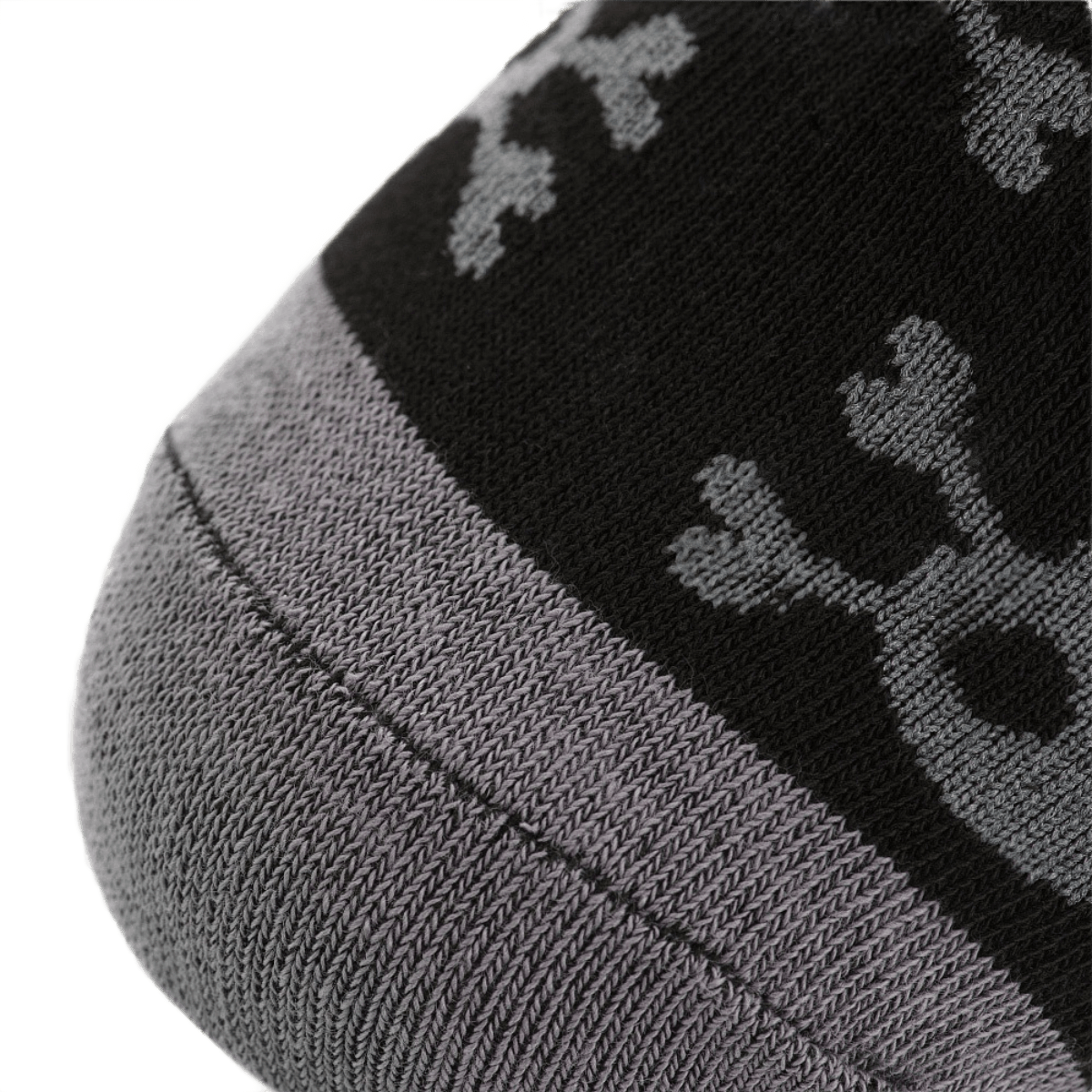 Nærbillede af M-Tac Letvægtssokker Mk.3 Pirate Skull med piratskalle design. Perfekte til trekking og hverdagsbrug, åndbart materiale.