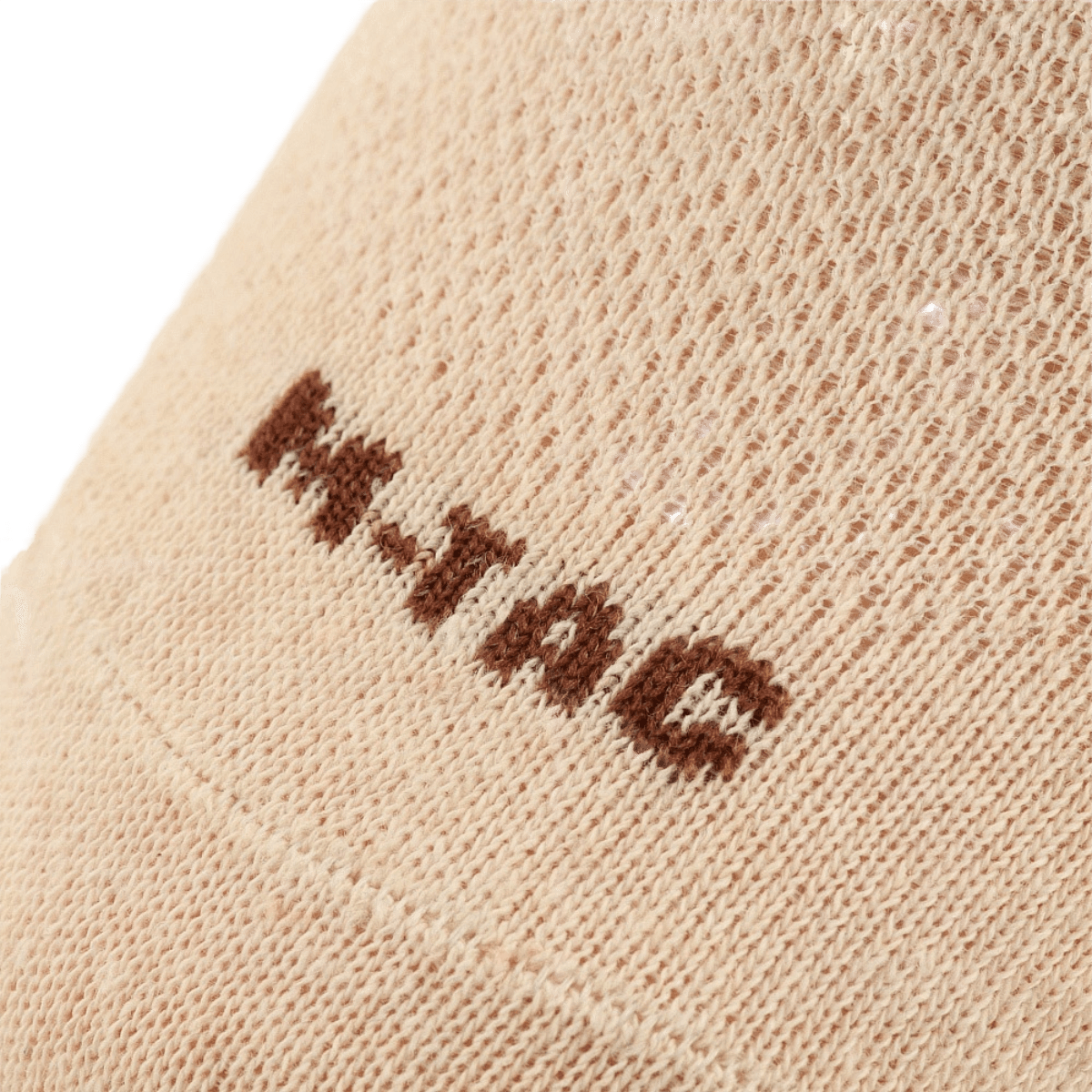 Nærbillede af M-Tac Let Sommersokker med logo på let, åndbart materiale til løb og udendørs aktiviteter i varmt vejr.