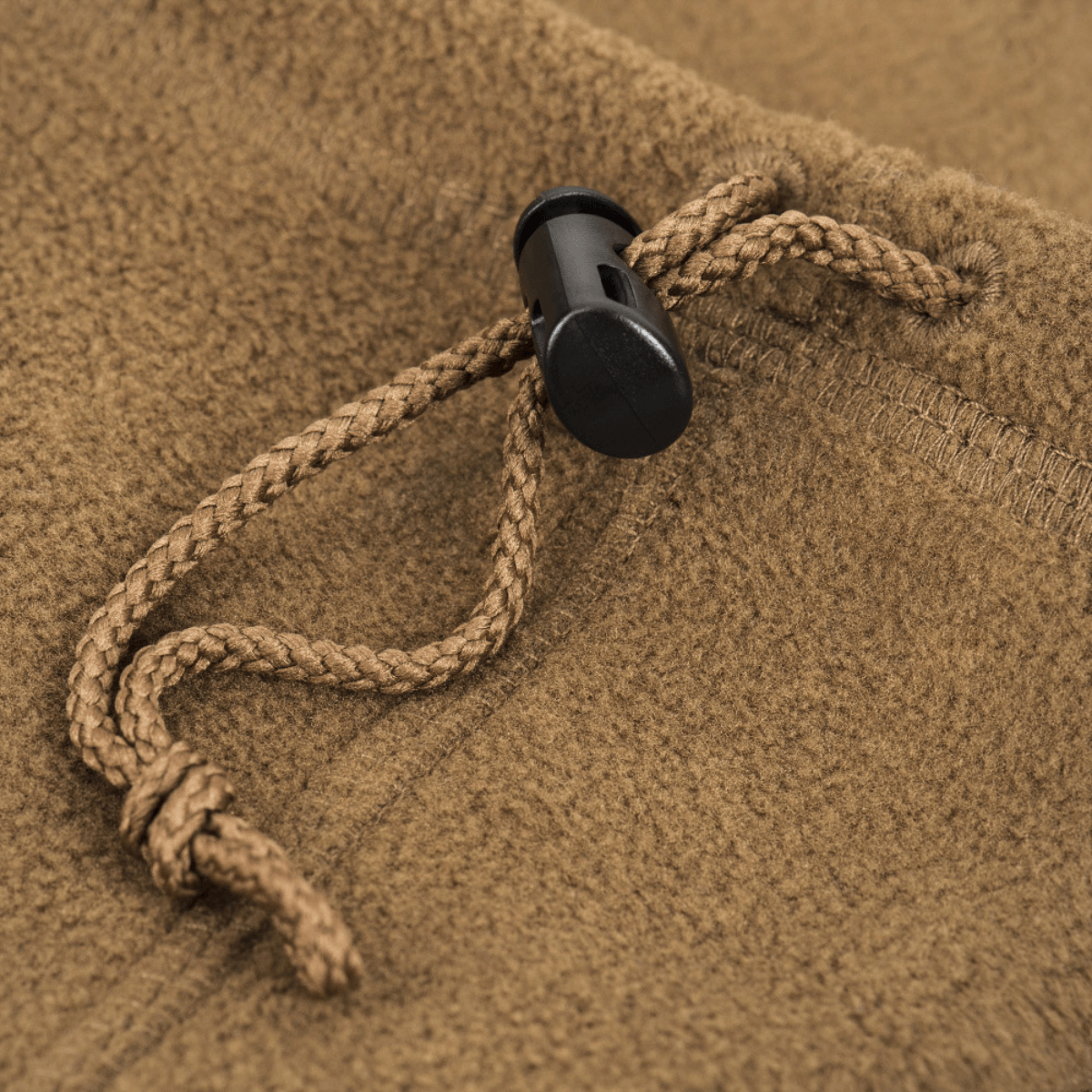 M-Tac Fleece Neck Gaiter med Snor i fleece materiale med justerbar snor for perfekt pasform, ideel til koldt vejr.