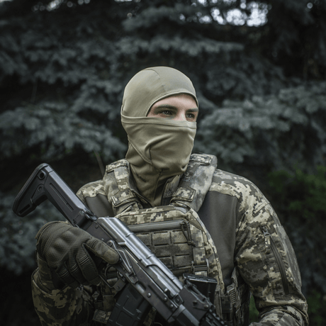 M-Tac Sweater-Ninja-Balaclava Premium bruges af soldat i camouflageudstyr for optimal beskyttelse og fugthåndtering.
