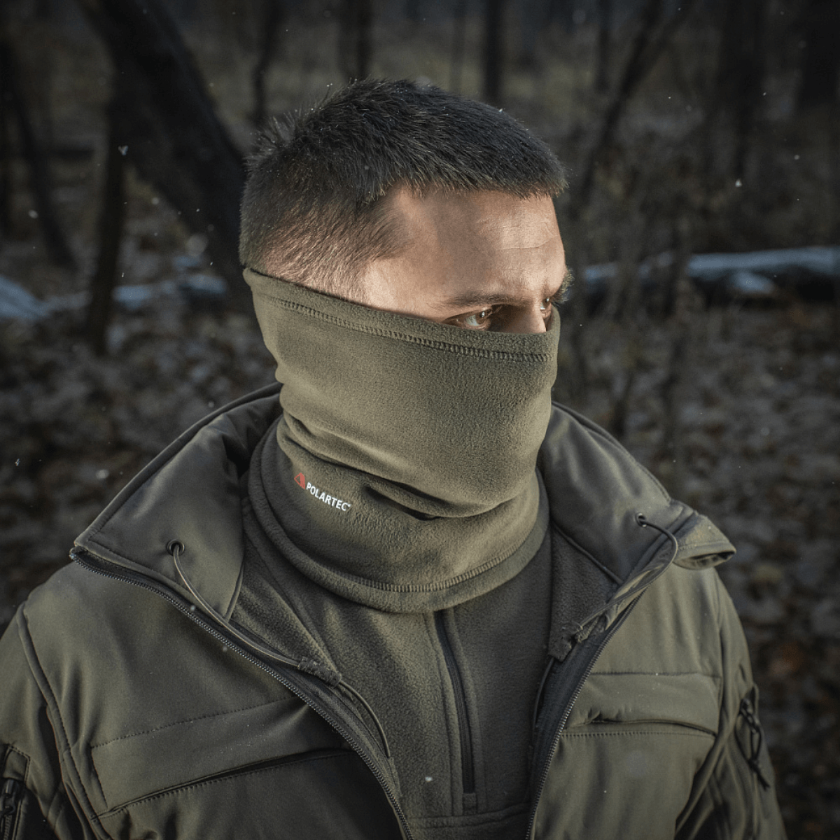 M-Tac Tube Scarf Polartec i skovklædte omgivelser, ideel til kolde årstider og udendørs aktiviteter, bruges som halstørklæde eller ansigtsmaske.