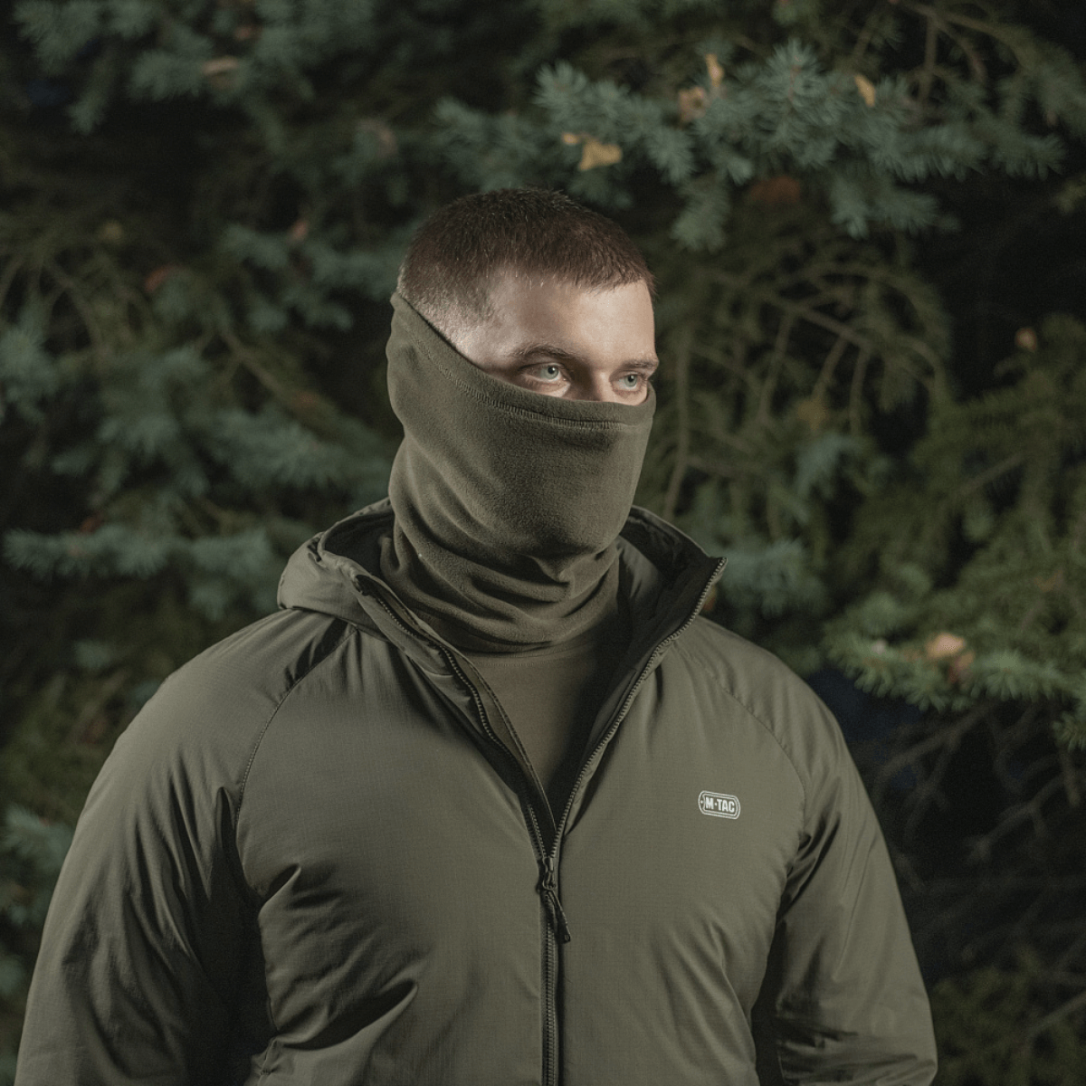 M-Tac Tube Scarf Polartec bruges som ansigtsmaske i naturen, multifunktionelt til udendørs aktiviteter i kolde årstider.