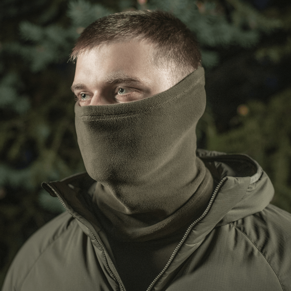 Mand iført M-Tac Tube Scarf Polartec som ansigtsmaske til beskyttelse mod kulde og vind i udendørs omgivelser.