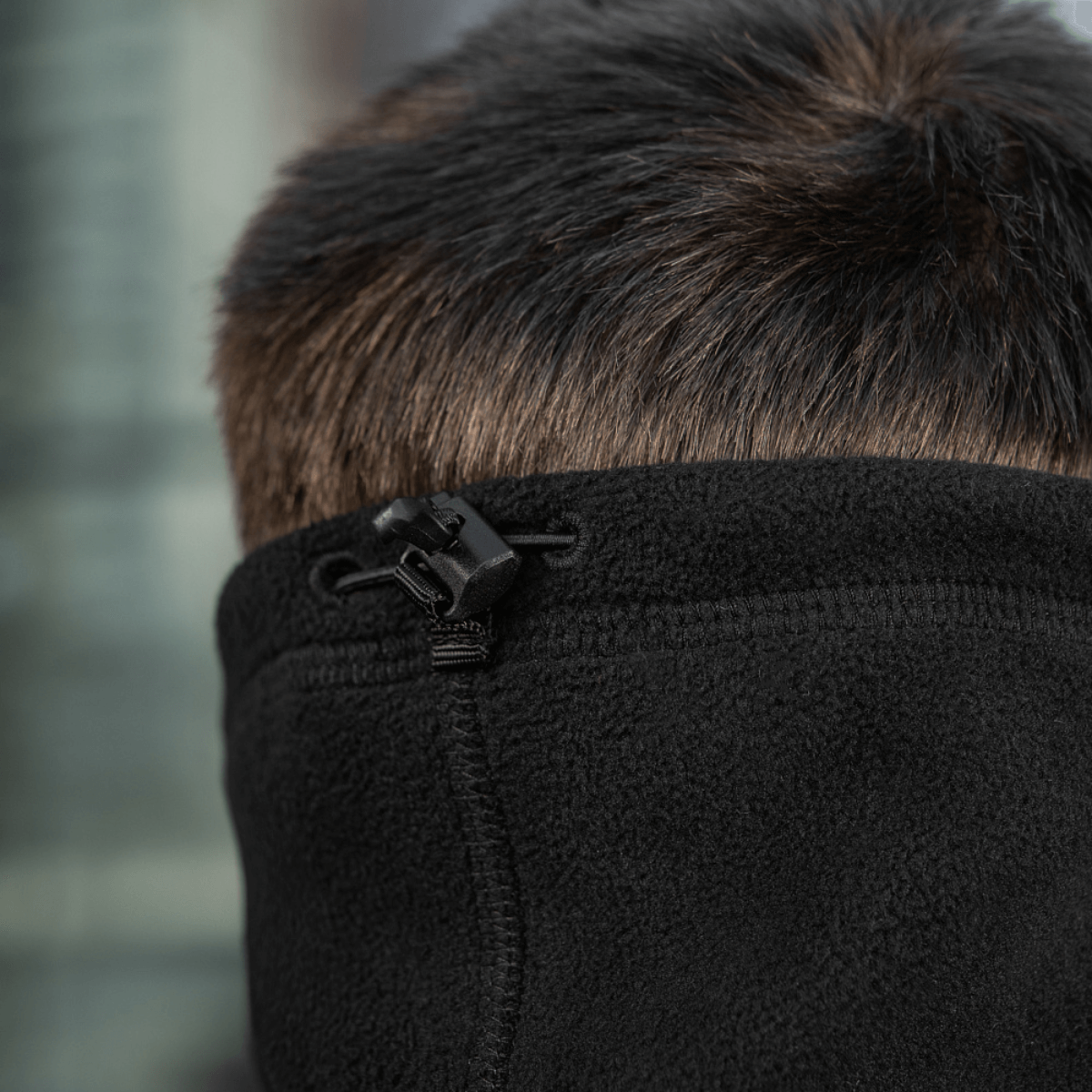 M-Tac Anatomisk Snood Justerbar Elite Fleece (320 g/m²) i sort fleece, multifunktionel tilbehør til koldt vejr, justerbar snøre bagpå.