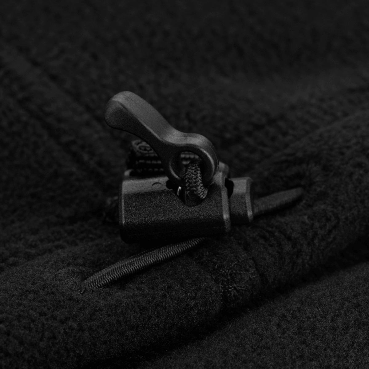 Nærbillede af justerbar snøre på M-Tac Anatomisk Snood Justerbar Elite Fleece (320 g/m²) i sort fleece materiale.