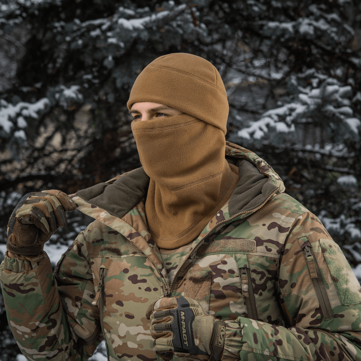 Mand iført M-Tac Anatomisk Snood Justerbar Elite Fleece (320 g/m²) i vintermiljø, viser alsidigheden af multifunktionelt koldtvejrstøj.