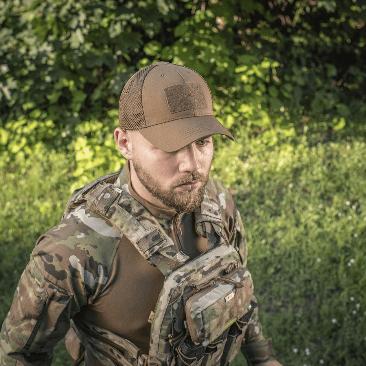 Mand iført M-Tac Baseball Cap Ripstop Elite Flex i naturen med camouflageudstyr.