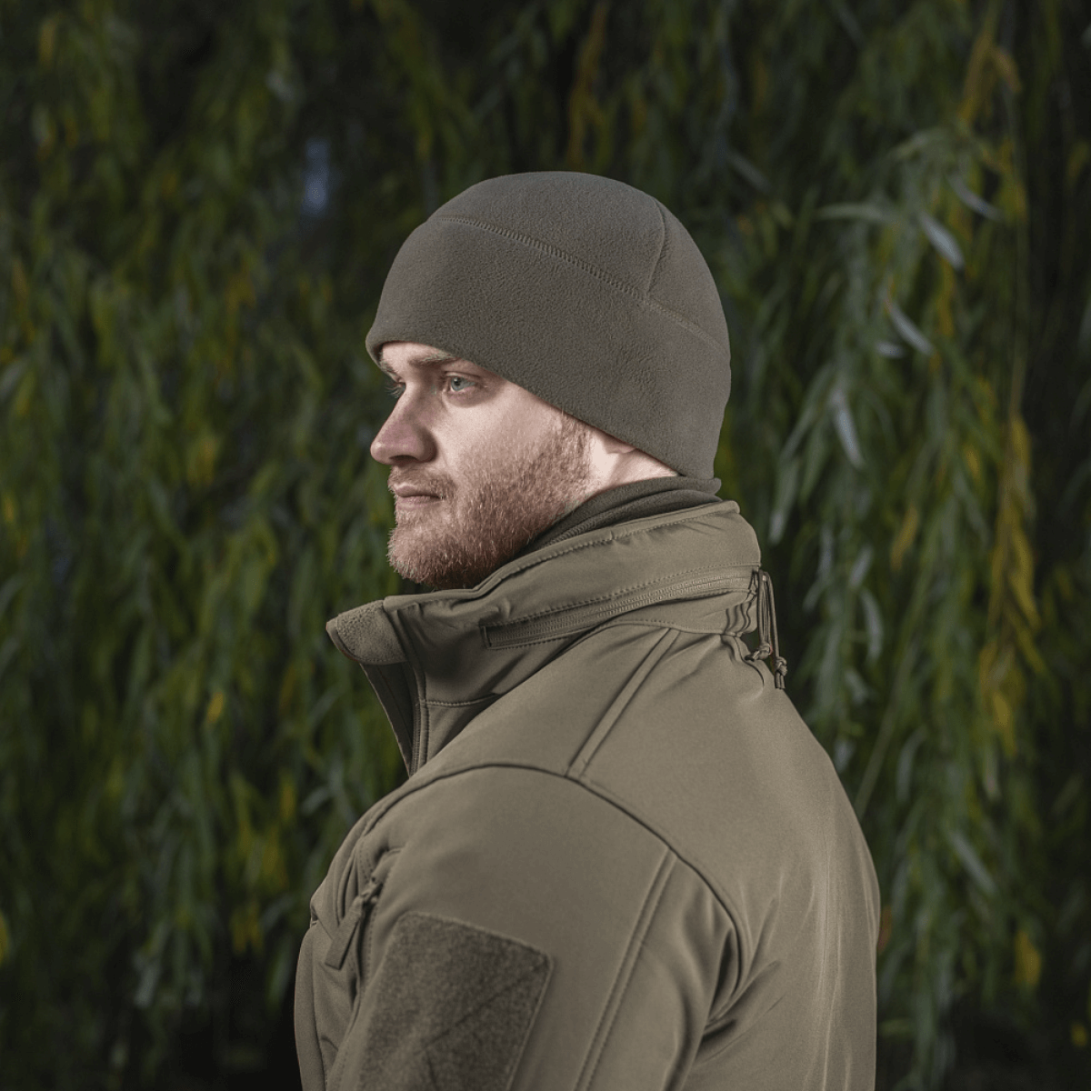 M-Tac Fleece Polartec Watch Cap i brug, en varm hue til udendørs aktiviteter i køligt vejr, beskytter mod kulde og vind, slidstærkt materiale.