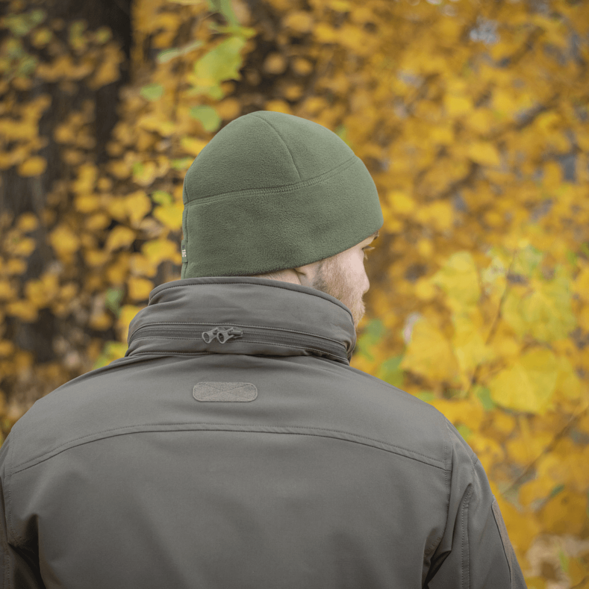 M-Tac Fleece Polartec Watch Cap i naturen under efterårsløv, ideel til kølige vejrbetingelser og udendørs aktiviteter.