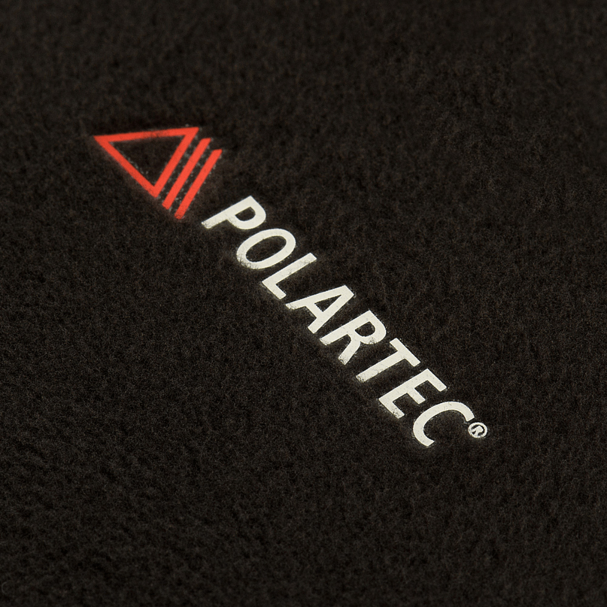 Nærbillede af Polartec® logo på M-Tac Polartec Anatomic Tube Scarf lavet af slidstærk Micro Series fleece.