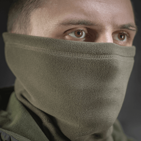 Person iført M-Tac Polartec Anatomic Tube Scarf som ansigtsmaske. Lavet af slidstærkt Polartec® Micro Series fleece, perfekt mod vind og kulde.