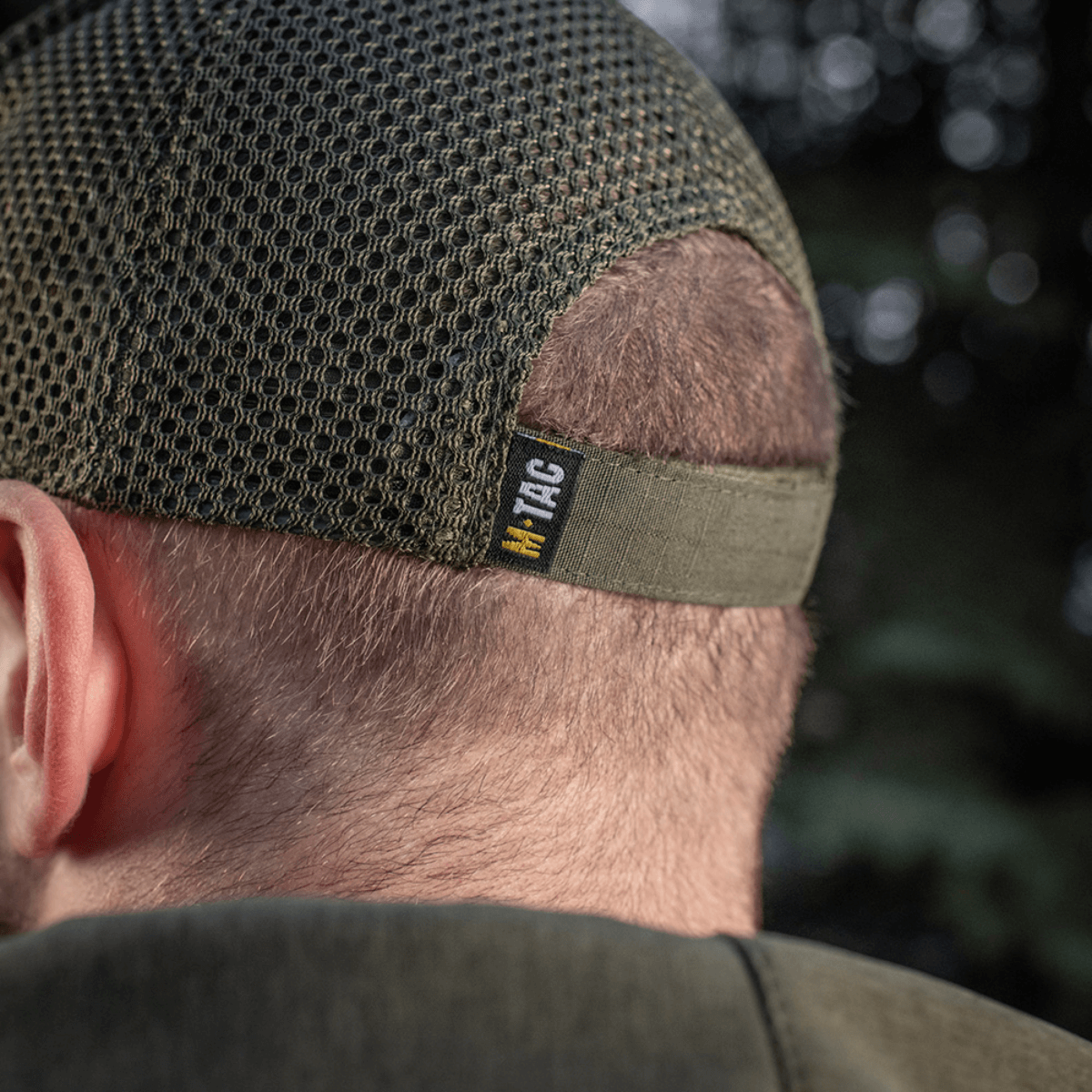 M-Tac Mesh Flex Ripstop Baseball Cap med justerbar Velcro-strop og mesh-panel for optimal ventilation, set bagfra i en udendørs setting.