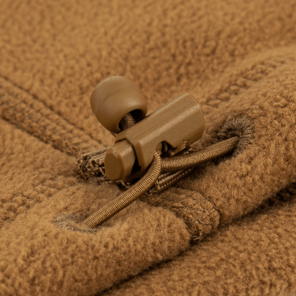 Nærbillede af M-Tac Snood Elite Kort Justerbar Fleece med justerbar snor og fleece materiale, ideel til koldt vejr