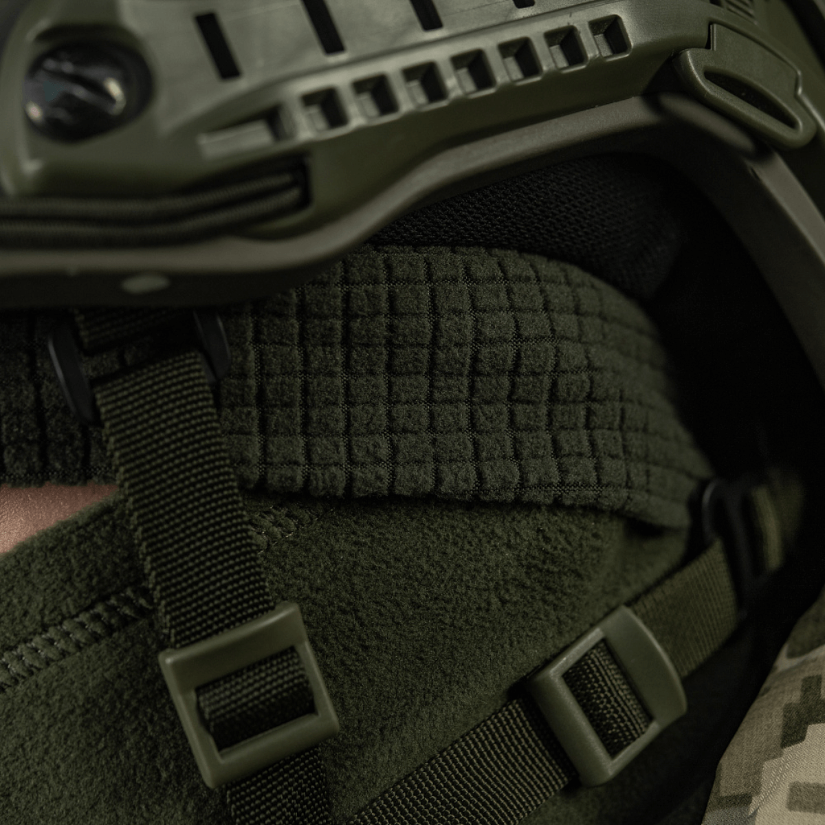 M-Tac Rip-Stop Fleece Hjelmliner tæt på med hjelm