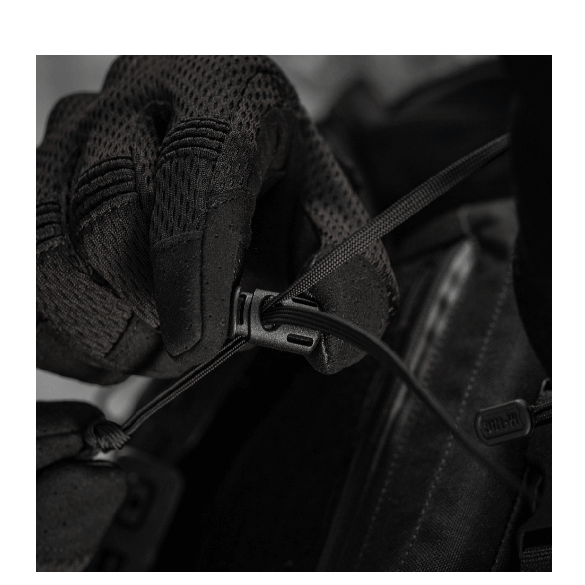 Person med handsker justerer strop på M-Tac Panamahat Gen. II Summer Flex