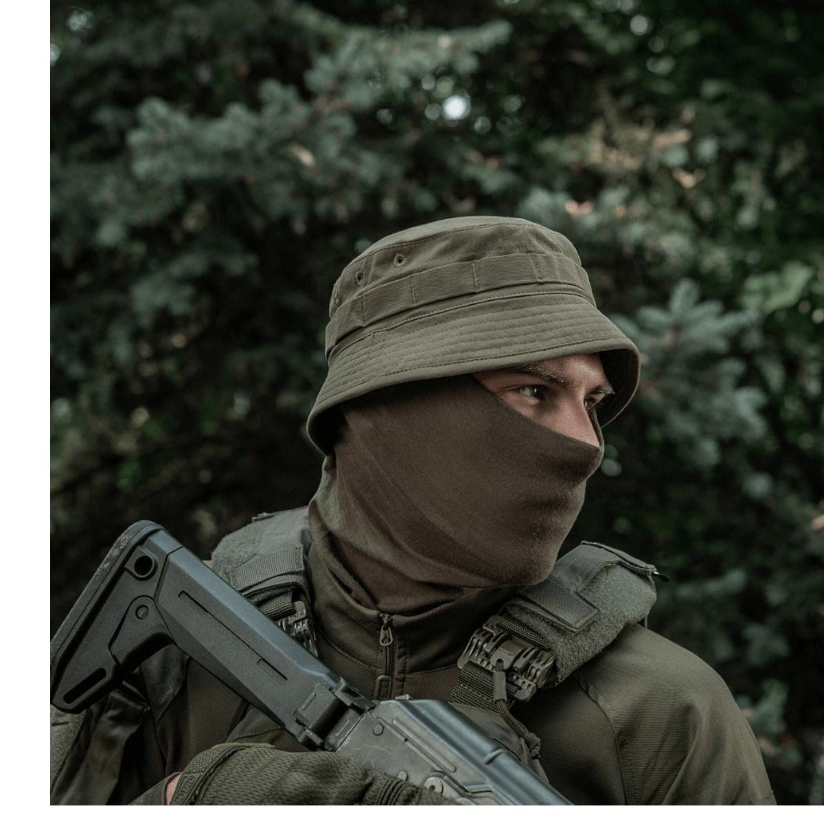 En person iført M-Tac Panamahat Gen. II Summer Flex i naturen, optimal til backcountry eventyr og solbeskyttelse