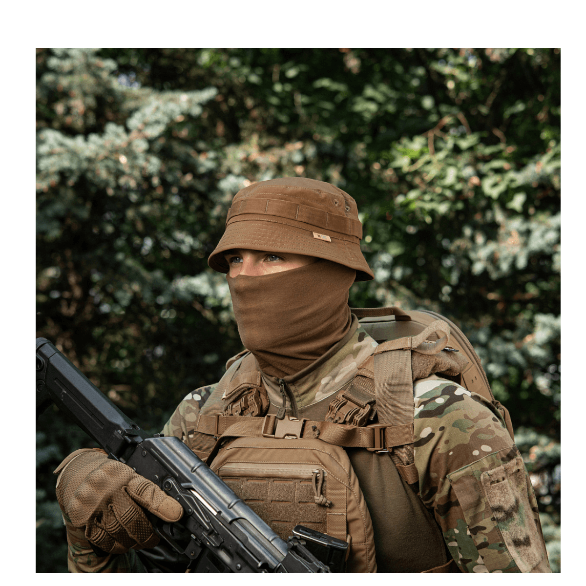 Person iført M-Tac Panamahat Gen. II Flex Rip-Stop i naturmiljø