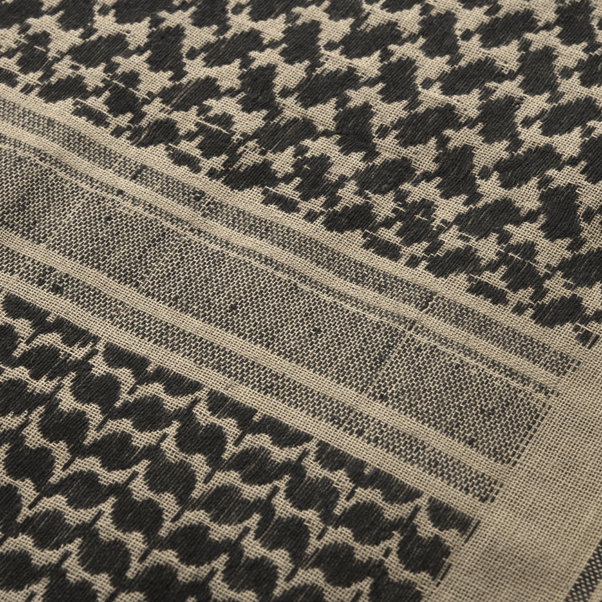 Nærbillede af M-Tac Shemagh Tørklæde i klassisk arabisk kufia-design, 100% bomuld, størrelse 110x110 cm, til beskyttelse mod sol, sand, vind.