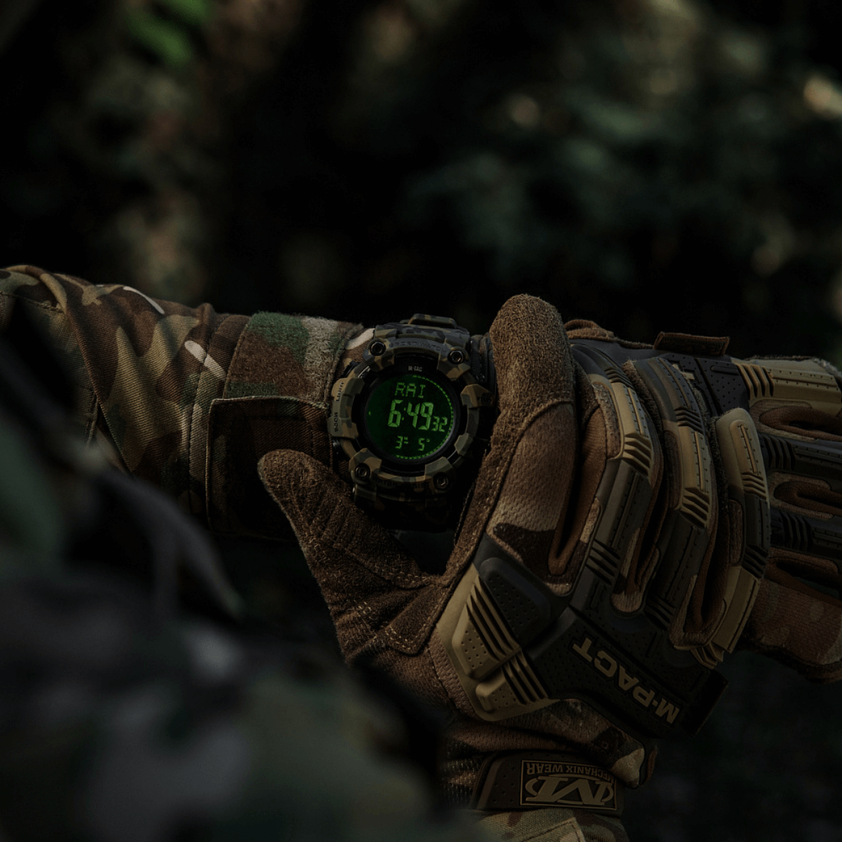 M-Tac Tactical Ur 2037 vist i camouflagedesign med funktionalitet til udendørs brug, herunder kompas og LED-baggrundsbelysning.