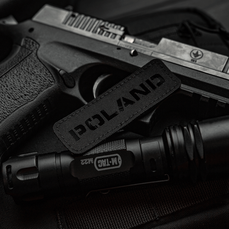 M‑Tac Patch Poland End-to-End 25x80 i Cordura 500D med velcrofastgørelse og Laser Cut-design, vist sammen med sort udstyr.