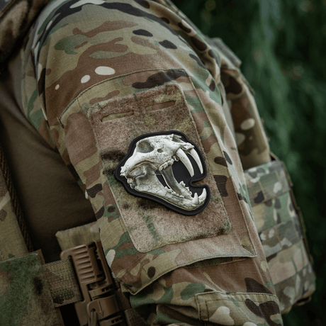 M‑Tac Patch Old Tiger med tigerkranium design i 3D på camouflagejakke, symboliserer mod blandt ukrainske soldater. Dimension: 8x6,5 cm.