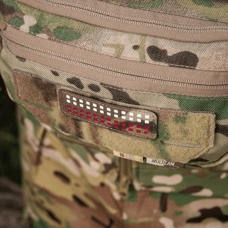 M-Tac Patch Flag 25x80 Mini Squares med laserudskåret design på beklædning af Cordura 500D med velcrofastgørelse, camouflagebaggrund.