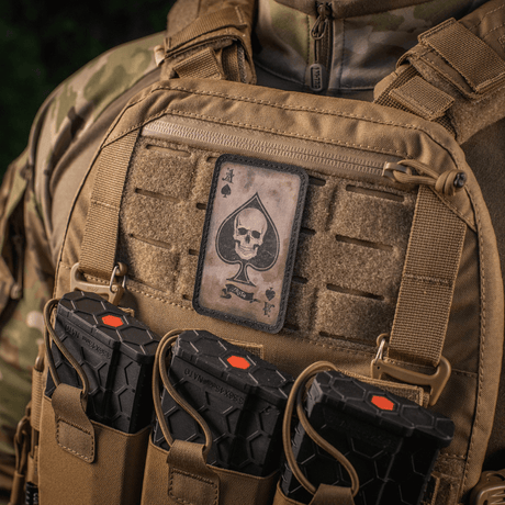 Taktisk vest med M-Tac Patch Ace of Spades, kranie design, Cordura 500D, velcro montering, vintage look, viser kampgejst og holdning.