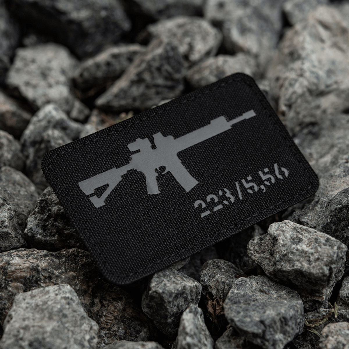 M-Tac AR-15 223/5,56 Laser Cut Patch med Velcro fastholdelse, Cordura 500D materiale, designet til taktisk brug, placeret på klipper.