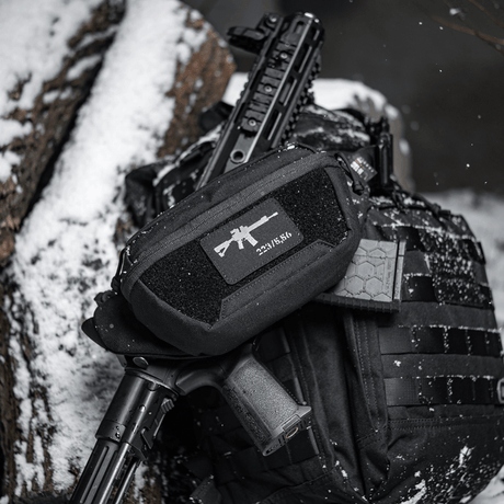 M-Tac AR-15 223/5,56 Laser Cut Patch på taktisk taske i sne, slidstærk patch til militær, airsoft og outdoor med Velcro fastgørelse.