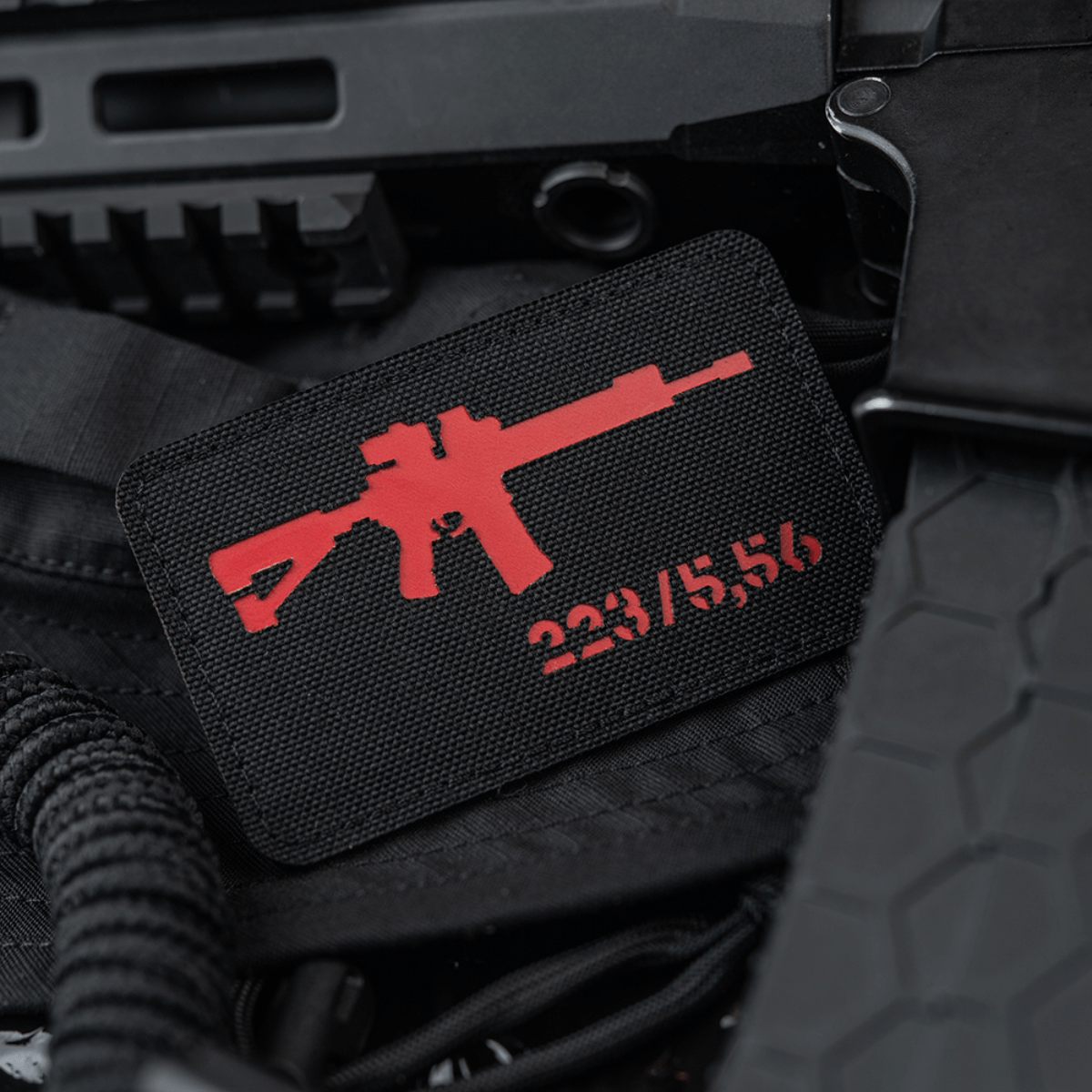 M-Tac AR-15 223/5,56 Laser Cut Patch med Velcro, taktisk morale patch i Cordura 500D, slidstærkt design til militær- og outdoorudstyr.