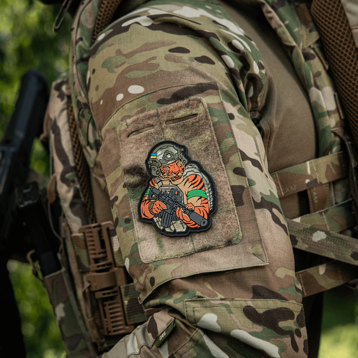 M-Tac Patch Tiger Green Tape PVC på kamouflagejakke, viser 3D patriotisk tiger med AR-15, hjelm og plate carrier. Størrelse: 9x7 cm.