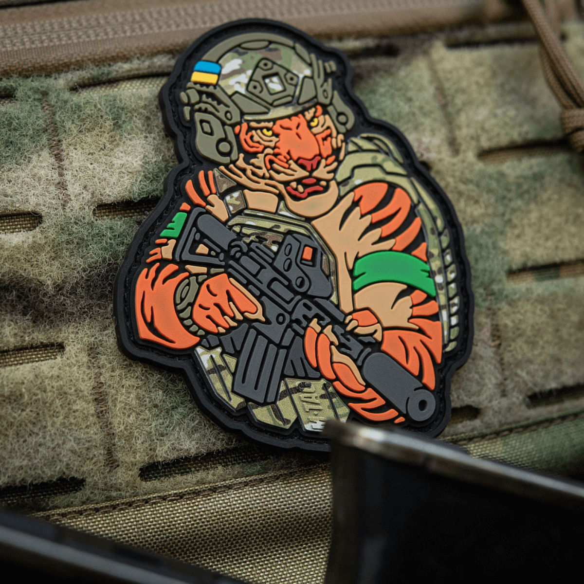 3D M-Tac Patch Tiger Green Tape PVC morale patch med tiger, AR-15, hjelm og vest. PVC materiale, 9x7 cm, Velcro, til tøj eller udstyr.