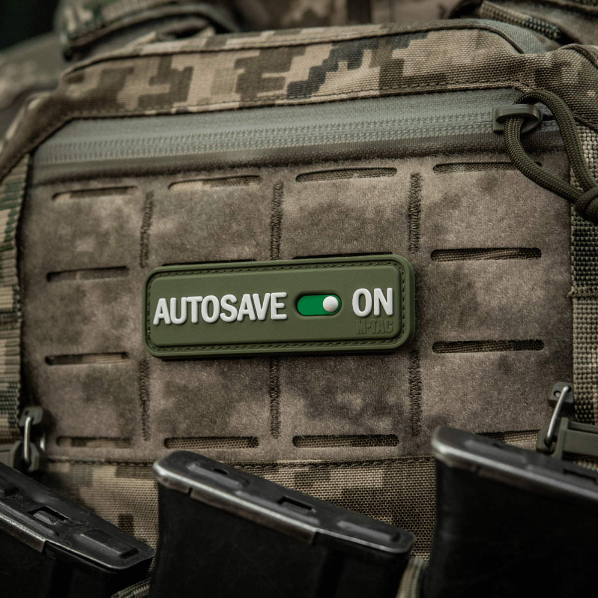 M-Tac Patch Autosave PVC på militær rygsæk med velcro, 8x2,5 cm, fuld farve-3D, perfekt til tøj eller taktisk udstyr.