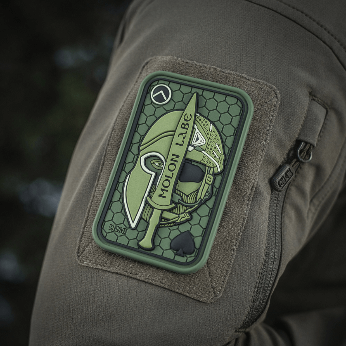 M-Tac Patch Molon Labe 3D PVC i gummi med 3D-effekt på velcro, inspireret af 300 spartanere, monteret på taktisk udstyr.