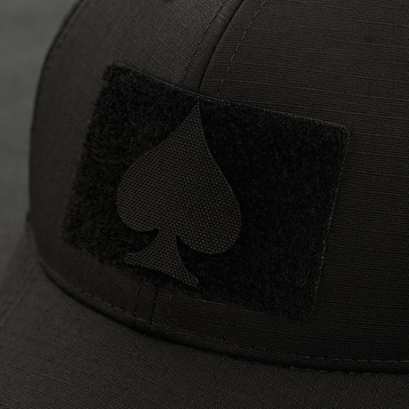 M‑Tac Patch Spades Laser Cut fastgjort på sort casket. Taktisk patch med laserudskåret "Ace of Spades"-symbol. Perfekt til militærbrug.