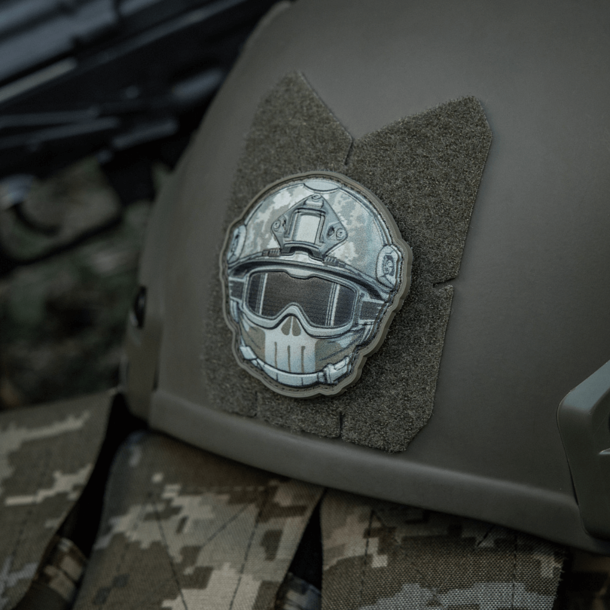 M-Tac Patch Emoji #20 med 3D-effekt på hjelm, PVC-materiale, taktisk og sjov morale patch med velcro fastgørelse.