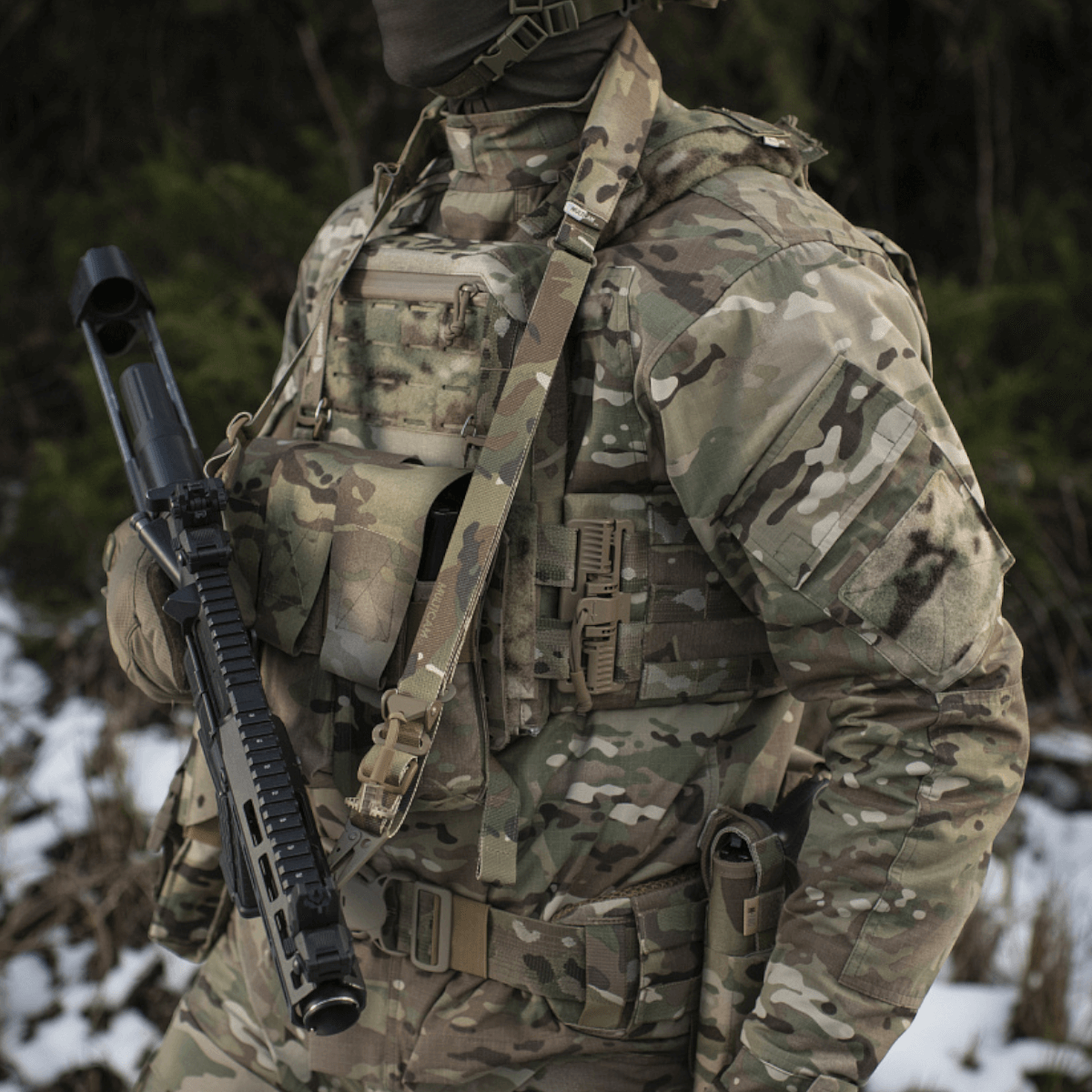 M-Tac Universal Våbenrem på soldat i kamouflagedragt, der demonstrerer det multifunktionelle våbenbæltes komfort og anvendelighed.