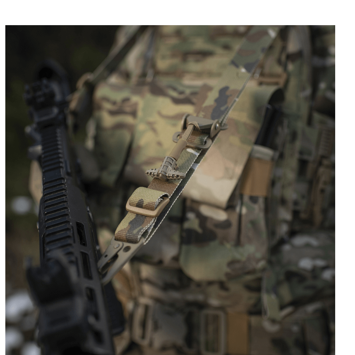 M-Tac Universal Våbenrem med to-punkts fastgørelsessystem på camouflageudstyr