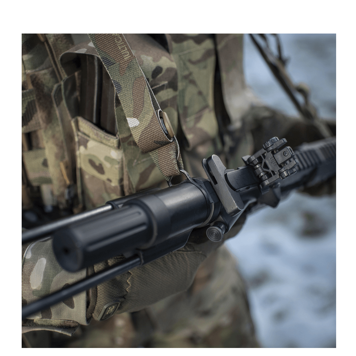 M-Tac Universal Våbenrem gør geværhåndtering lettere i terræn, viser en to-punkt fastgørelsesmetode for maksimal komfort.