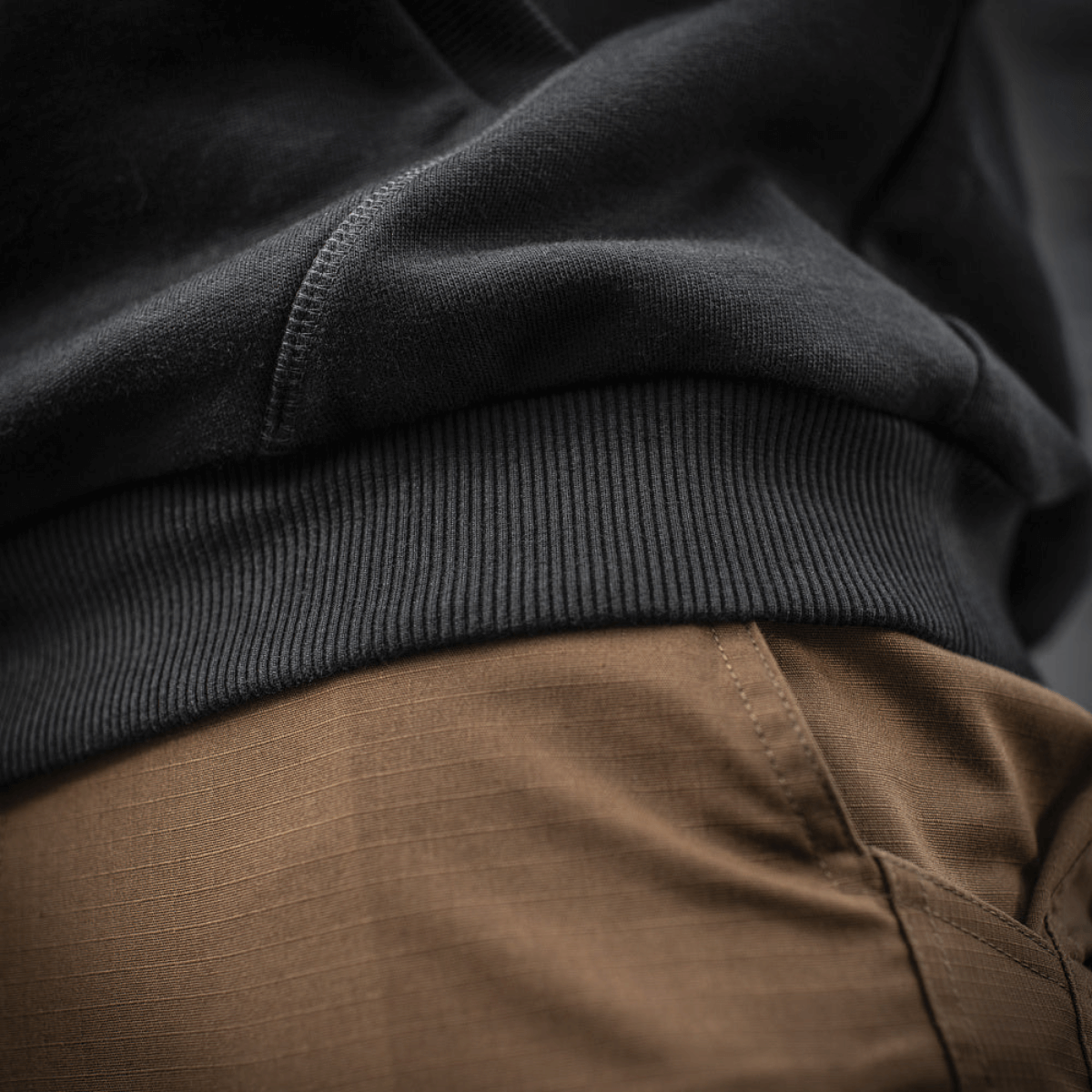 Nærbillede af M-Tac Cotton Raglan Hard Hoodie med brun kængurulomme, der viser tekstur og kvalitet af materialet.