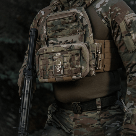 M-Tac Patch Face of War (Broderi) i Cordura 500D med kraniemotiv på ace of spades kort, fastgjort på taktisk vest.