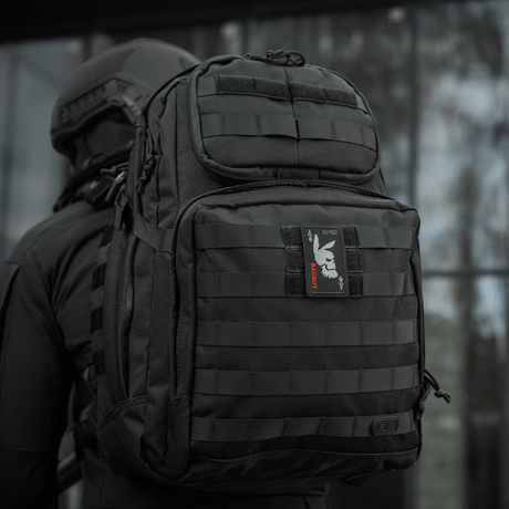 M-Tac Patch Bad Boy (Broderi) fastgjort på en sort taktisk rygsæk, viser ace of spades motiv med kaninske kranium.