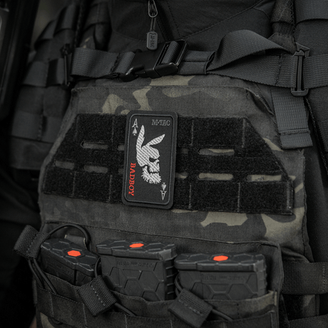 M-Tac Patch Bad Boy (Broderi) fastgjort på taktisk vest med ace of spades motiv og brutalt kaninske kranium, Cordura 500D, 8 x 5 cm.