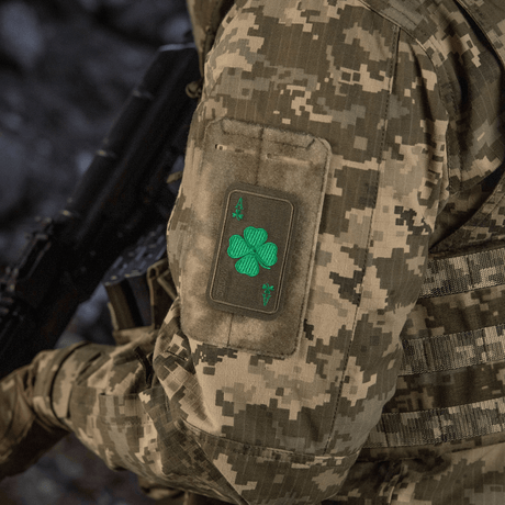 M-Tac Patch Lucky Card (Broderi) på camouflagedragt, kløverblad broderet i Cordura 500D, fastgjort med Velcro, symboliserer held og beskyttelse.