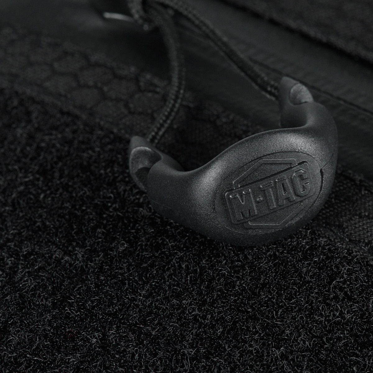 Detaljebillede af M-Tac Sling Pistol Taske Elite Hex med Velcro med tæt på lynlås.