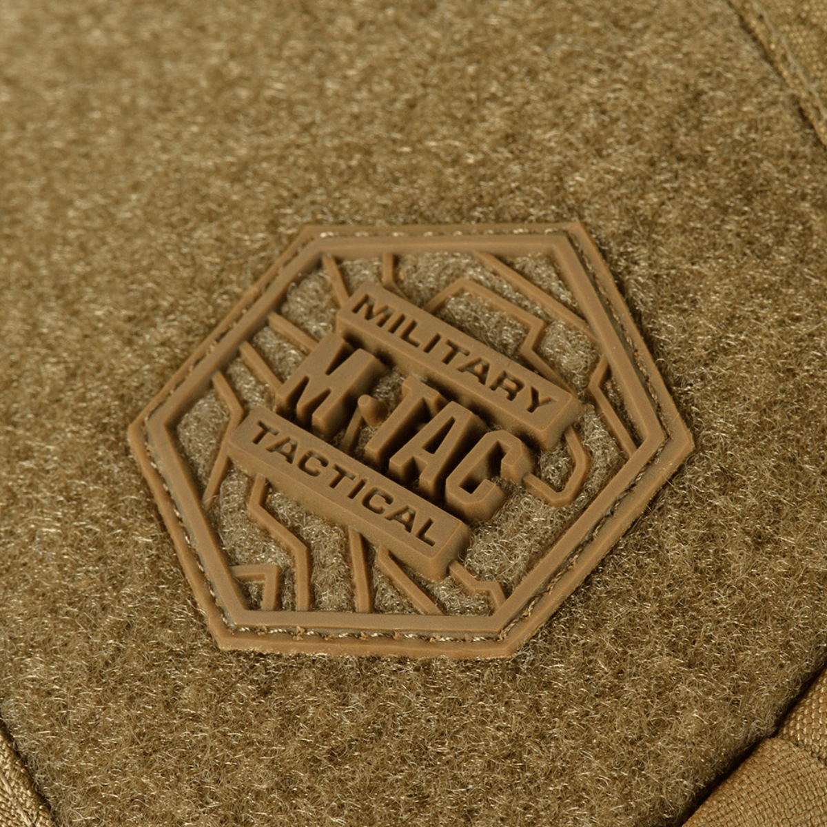 M-Tac Sling Pistol Taske Elite Hex med Velcro med militært taktiklogo i nærbillede. Fremstillet i holdbart materiale med Velcro frontpanel.