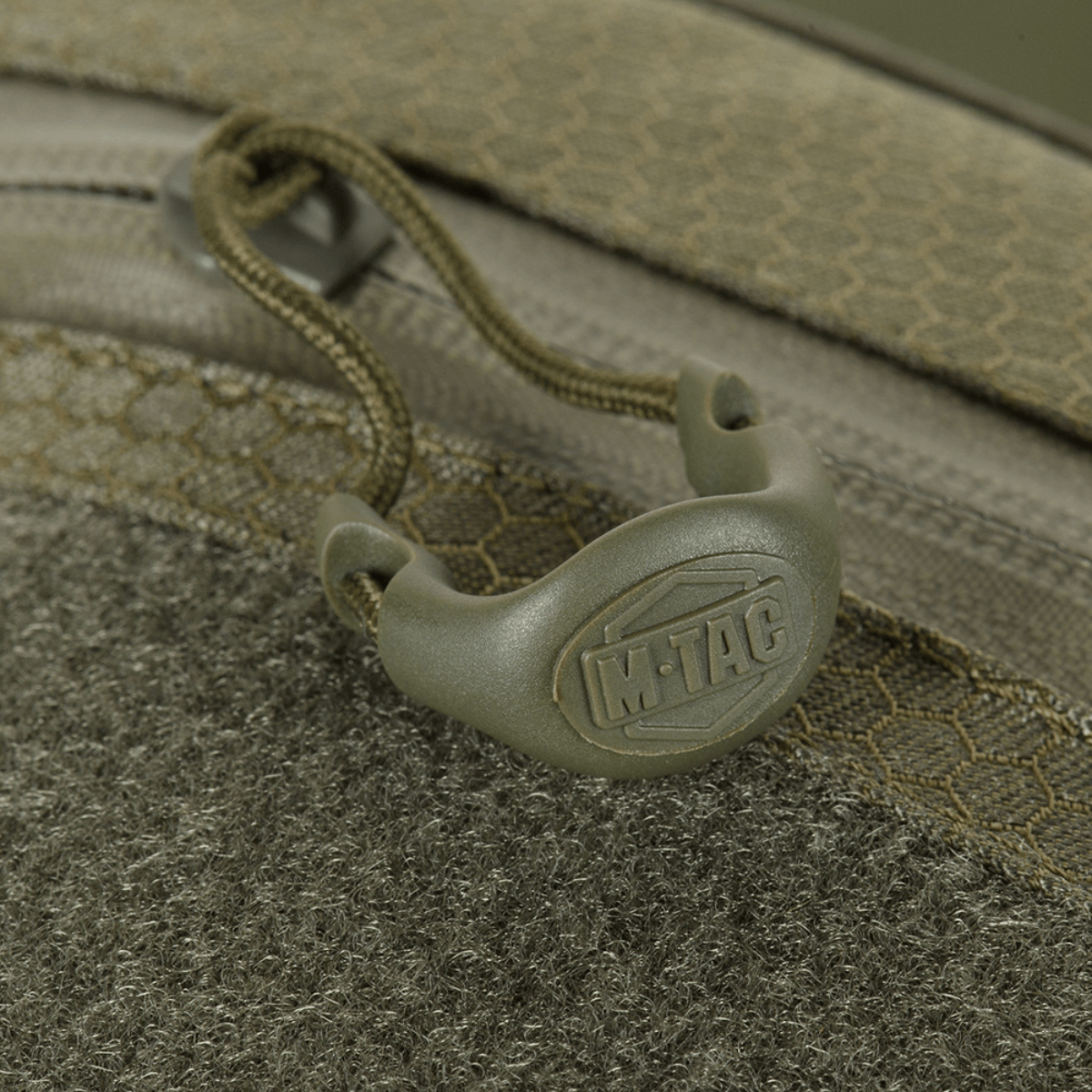 Detalje af M-Tac Sling Pistol Taske Elite Hex med Velcro lynlås og tekstilstruktur.