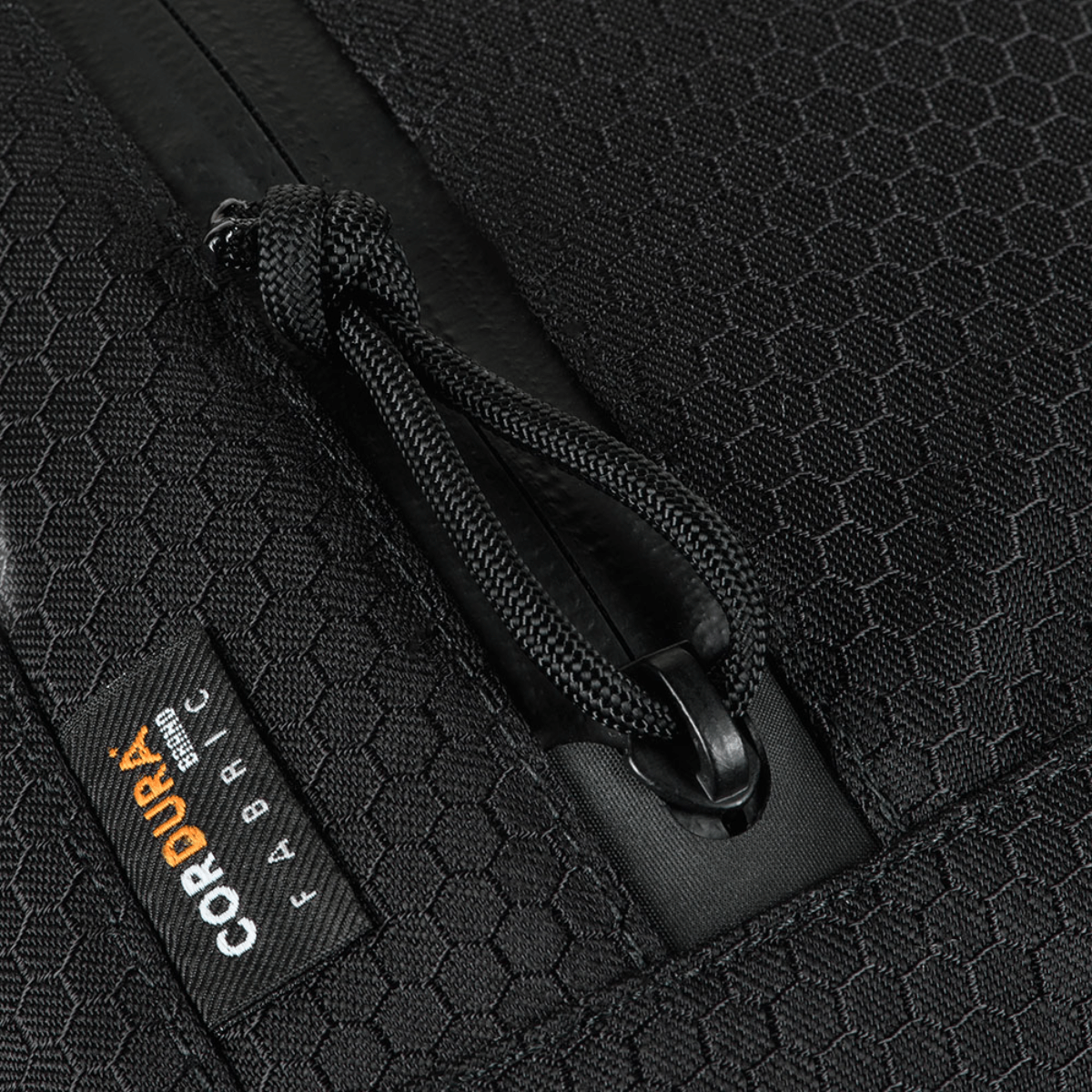 M-Tac Sphaera Hex Hardsling Bag Large Elite med Cordura-stofdetaljer, tæt på lynlås, som viser holdbar struktur.