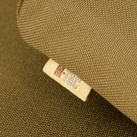 M-Tac Siddeunderlag med bæltebeslag ARMOR i Cordura 1000D, nærbillede af mærket, ideel til beskyttelse mod kulde og fugt.